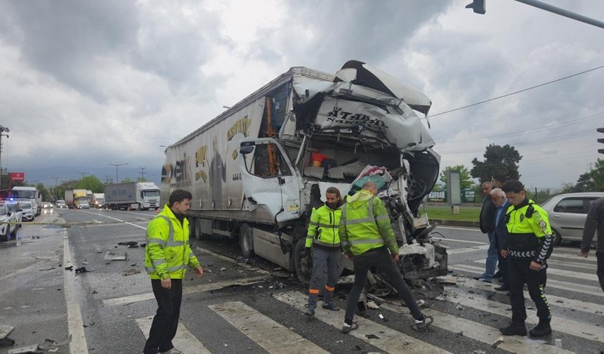 Trafik Işıklarında Facia: Tır Tankere Çarptı