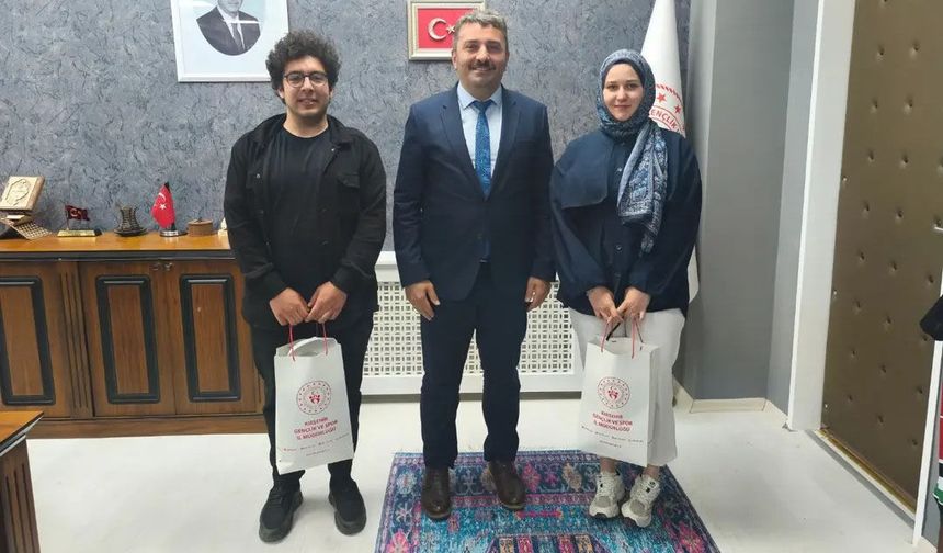 Mikrofonun başındaki Gençler Çakmakçı’yı ziyaret etti