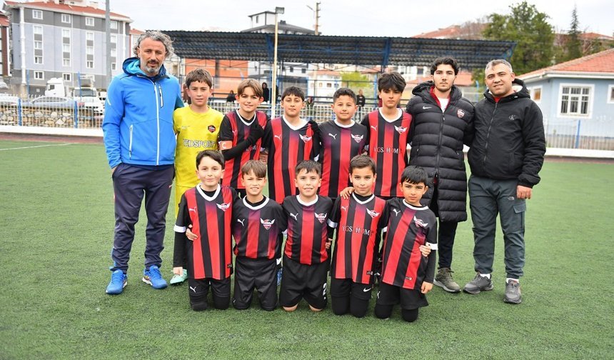 Minik Kramponlar, seriye bağladı: 4-0