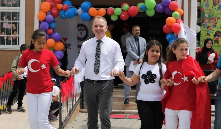Müdür Gülşen, çocuklarla halay çekerek eğlendi