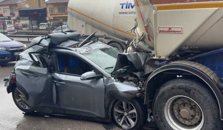Otomobil Tır ile Tankerin Arasında Sıkıştı