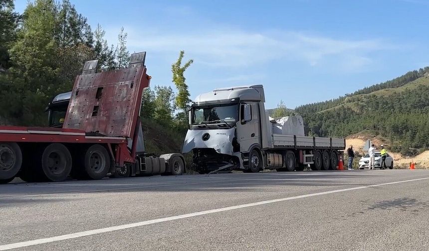 Otomobil tırla çarpıştı, çift hayatını kaybetti