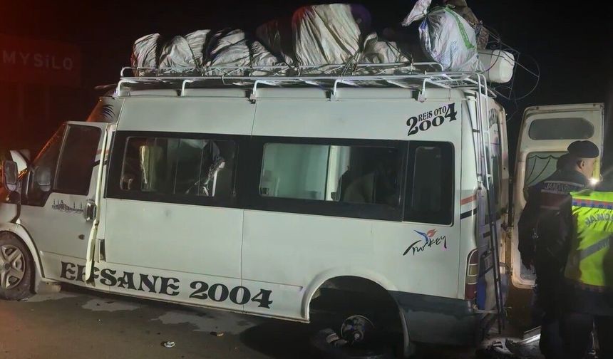 Tarım İşçilerini Taşıyan Minibüs Tırla Çarpıştı: 12 Yaralı