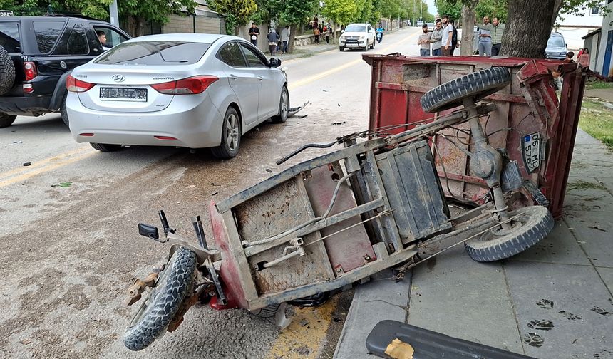 Üç Tekerlekli Bisikletle Otomobil Çarpıştı: 2 Yaralı