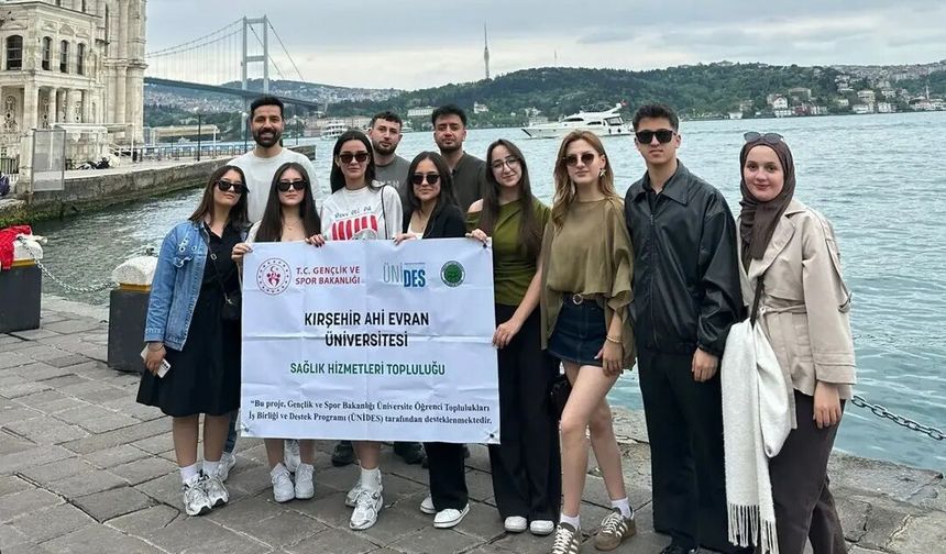 Üniversiteli gönüllüler çocukların yüzünü güldürdü