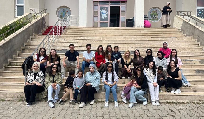 Ahi Evranlı gençlerden miniklere sürpriz ziyaret
