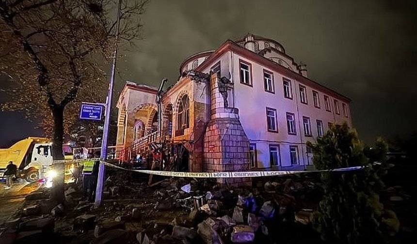 Yıldırım İsabet Eden Minare Yıkıldı