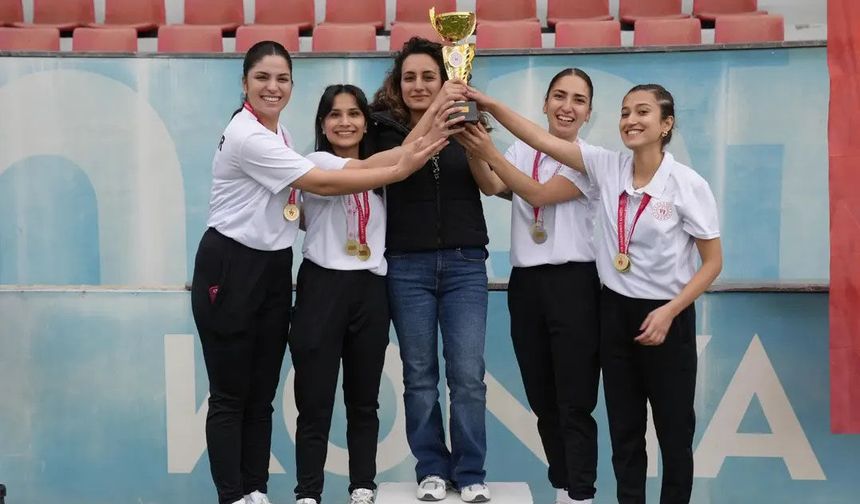 Gençlerimiz, madalyaları sildi süpürdü