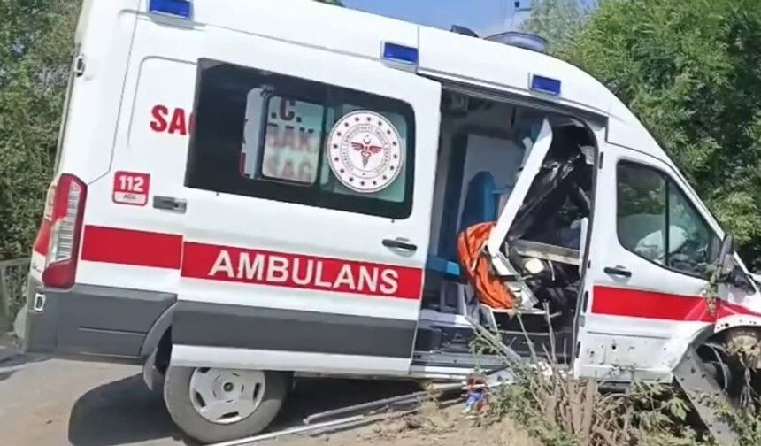 İçinde Hasta Taşıyan Ambulans Kontrolden Çıktı: 3 Yaralı