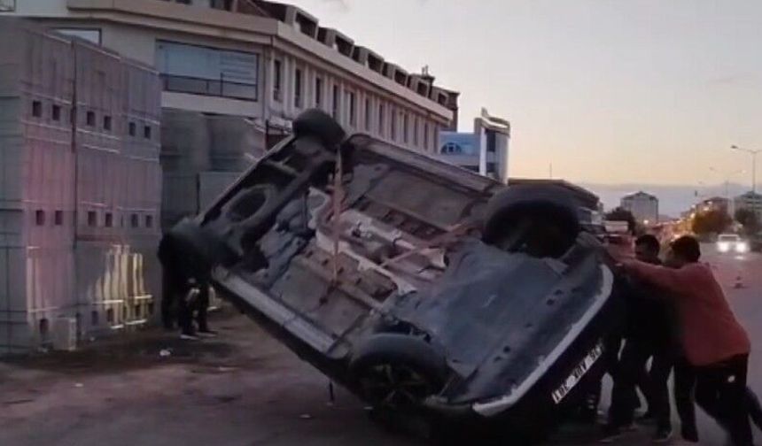 Araç Ters Döndü, Trafik Kilitlendi: 3’ü Çocuk 9 Yaralı