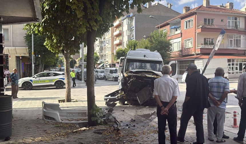 Ticari araçla çarpışan servis can pazarı yaşattı: 9 yaralı