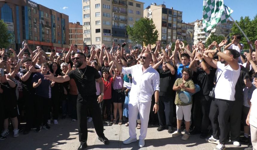Beklenen Gün Geldi! BARO, Kırşehir Meydanını Klip Setine Çevirdi