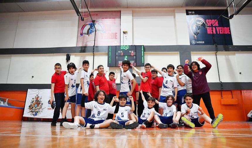 Küçük erkekler futsalda perde açıldı