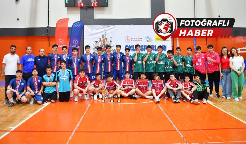 Futsal’da dereceye giren takımlar ödüllerini aldı