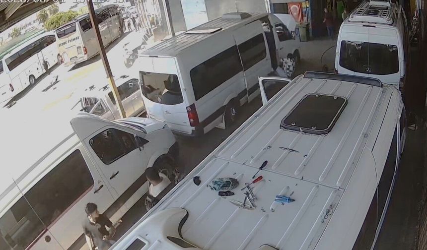 Gaz Pedalı Takıldı, Araç Tamirhaneye Daldı!