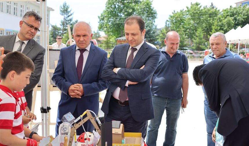 Kaman Kaymakamı Tok, öğrencilerin el emeği sergisini gezdi