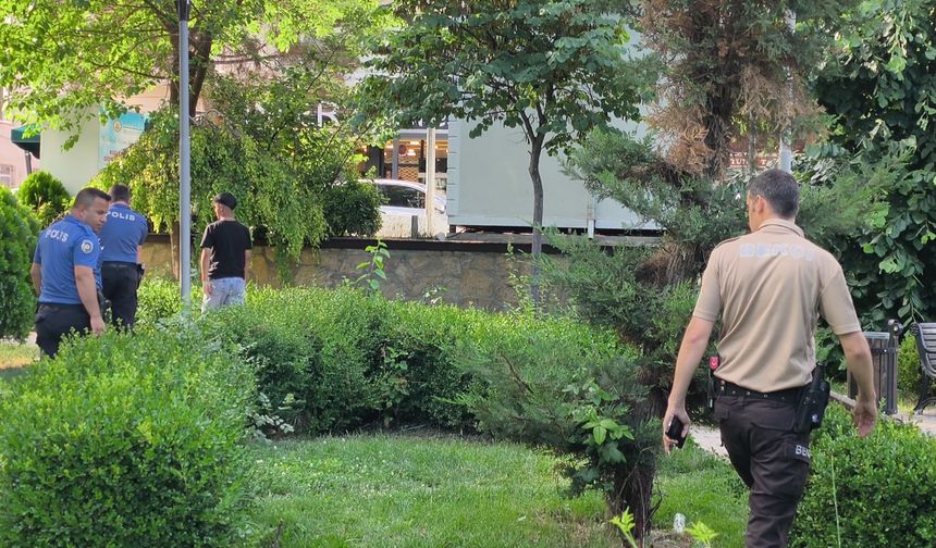 Gençler Arasında Parkta Bıçaklı Çatışma: 3 Yaralı