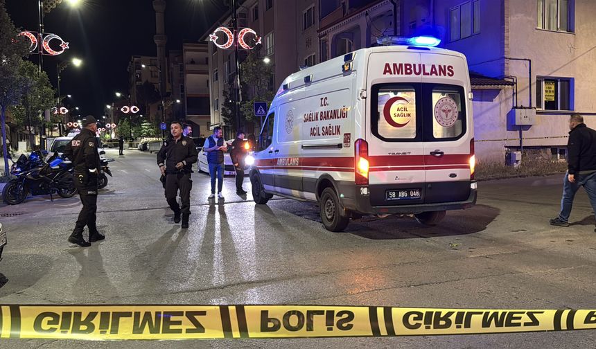 Sokak Ortasında Bıçaklı Kavga: Hastanede Can Pazarı 1'i Ağır 4 Yaralı