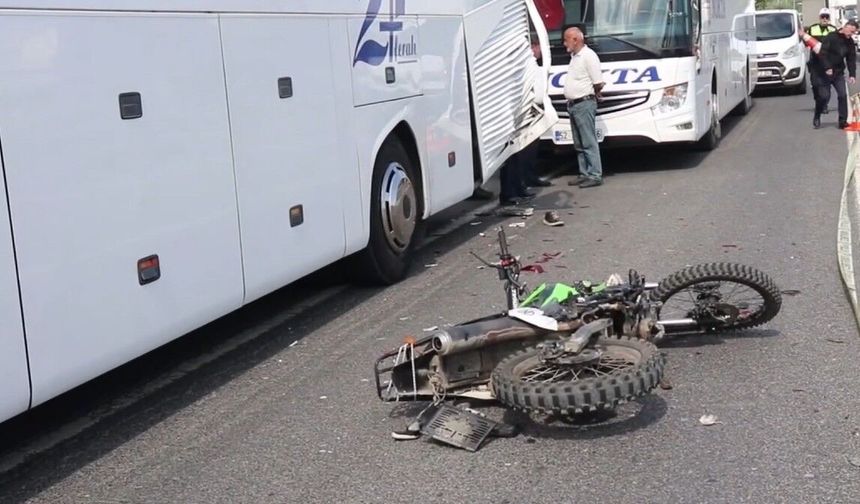 Emniyet Şeridindeki Otobüse Çarptı