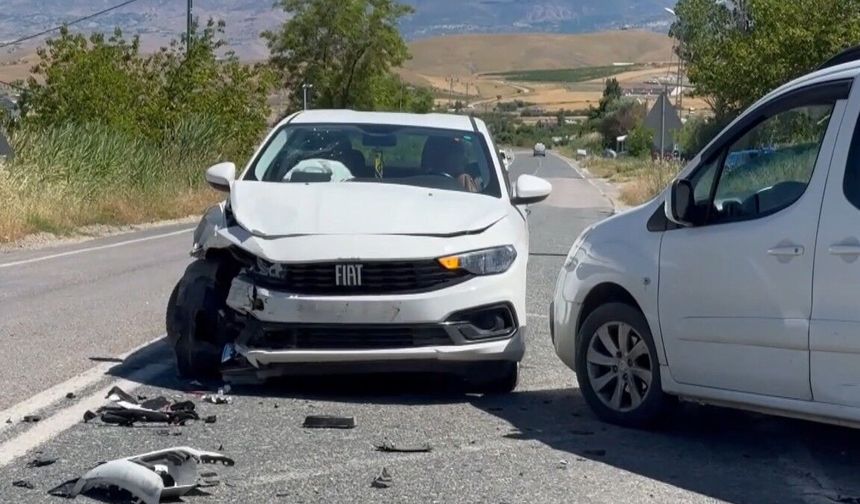 Otomobil ile Hafif Ticari Araç Çarpıştı: 2 Yaralı