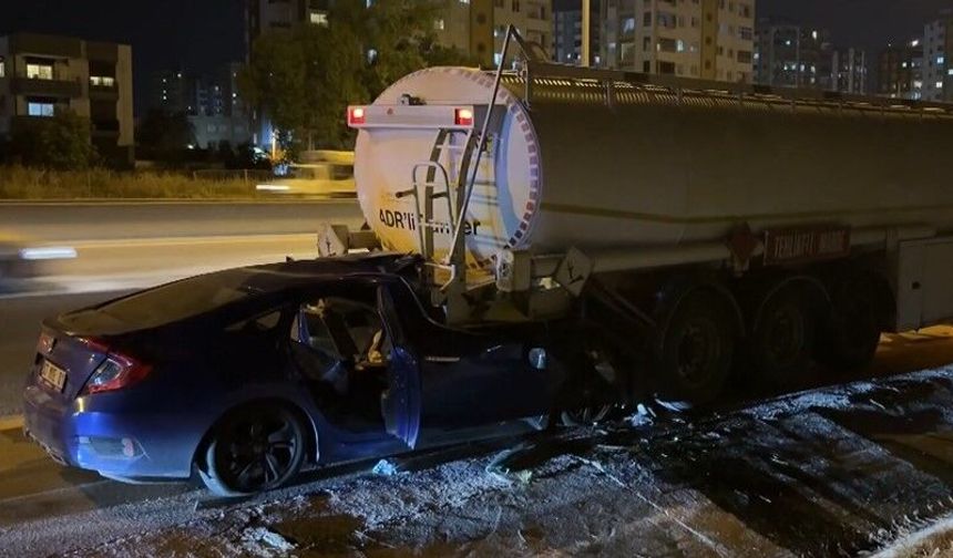 Akaryakıt Tankerine Çarpan Otomobilde Can Kaybı: 1 Ölü, 2 Yaralı