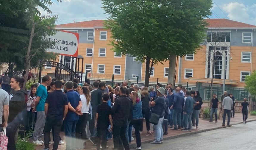 Kırşehir’de LGS Heyecanı: Veliler Okul Önlerinde Nöbette