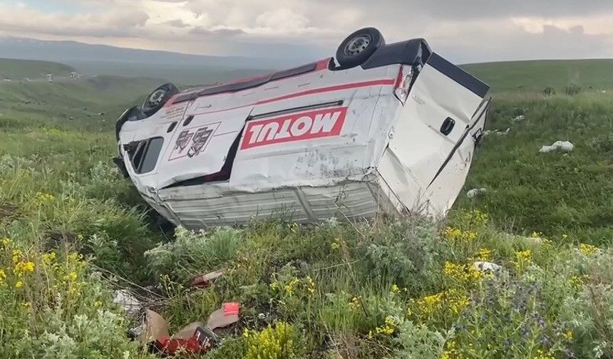 Madeni Yağ Yüklü Minibüs Devrildi