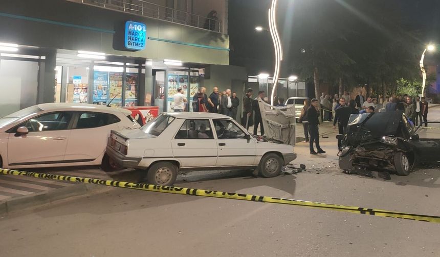 Otomobil Park Halindeki Araçlara Çarptı: 5 Yaralı
