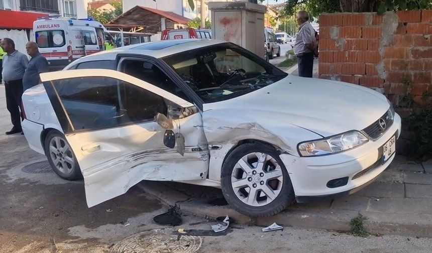 Servis Minibüsü ile Otomobil Çarpıştı: 5 Yaralı