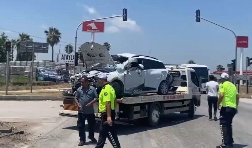 Tırın Çarptığı Araçlar Hurdaya Döndü: 5 Yaralandı
