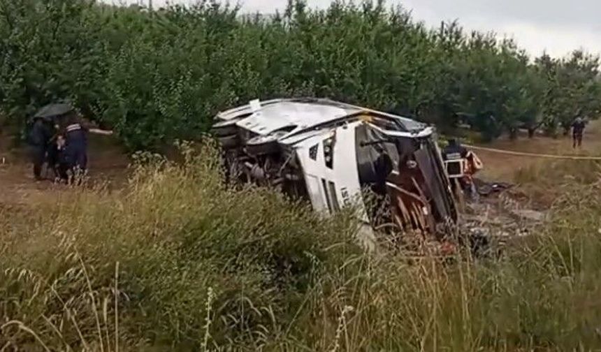 Tur Otobüsü Devrildi: 4 Ölü, 15 Yaralı