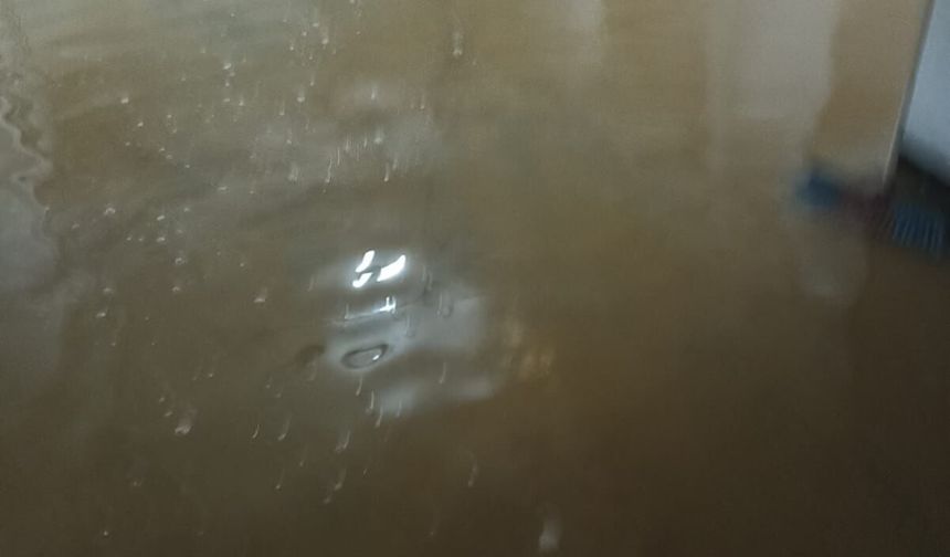 Kervansaray Mahallesi'nde apartmanı su bastı! Komşular birlikte mücadele etti