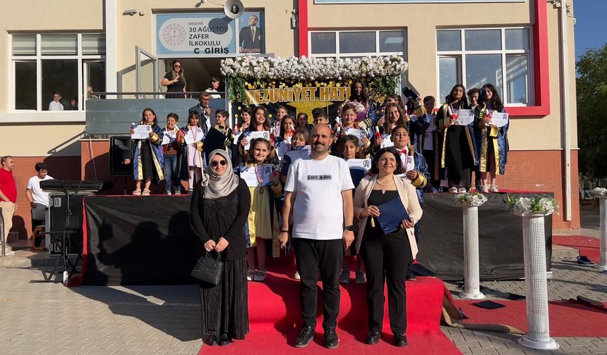 Kırşehir’de Unutulmaz Mezuniyet! Minik Mezunlar Kepleriyle Gökyüzünü Süsledi