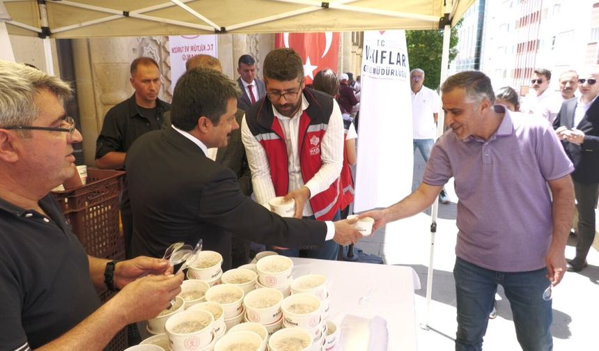 Kırşehir’de Cuma Namazı Sonrası Vatandaşlara Aşure İkramı