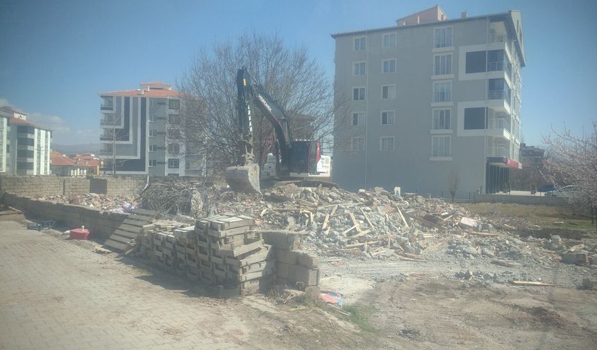 Kırşehir’de Metruk Binalara Geçit Yok: 16 Yapı Yıkıldı