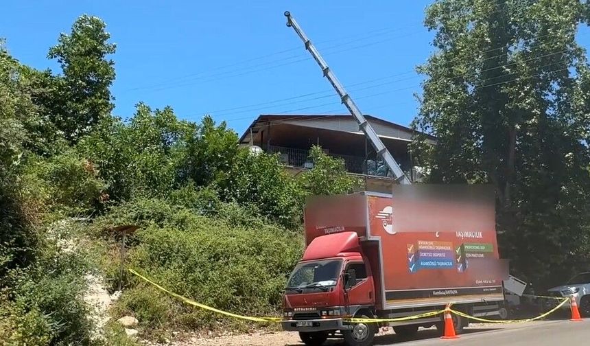 Yük Asansörü Elektrik Hattına Çarptı: 2 Ölü