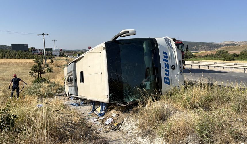 Yolcu Otobüsü Şarampole Yuvarlandı: 20 Yaralı