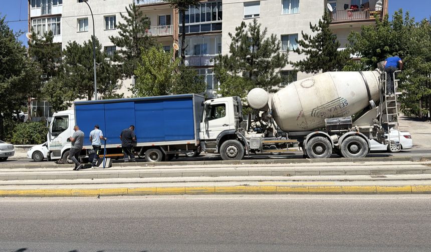 Kamyona Çarpan Beton Mikseri 6 Aracı Sürükledi