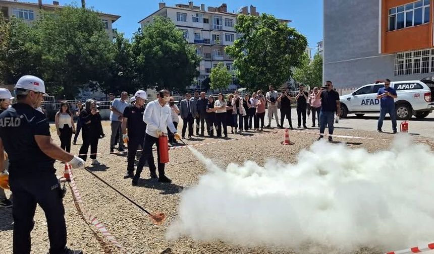 Aşıkpaşa İl Halk Kütüphanesi personeline AFAD’dan afet ve yangın eğitimi