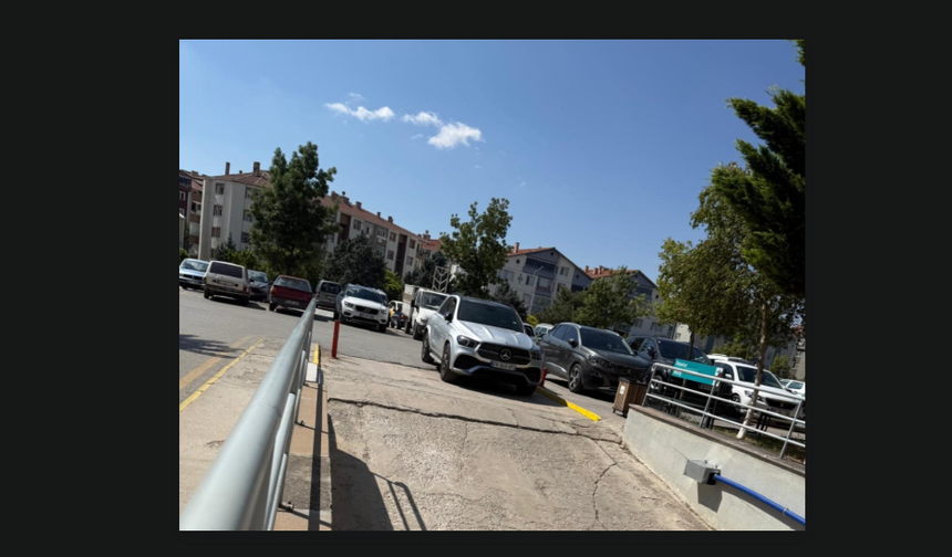 Morg Girişine Park Edilen Fransa Plakalı Araç Tepki Topladı