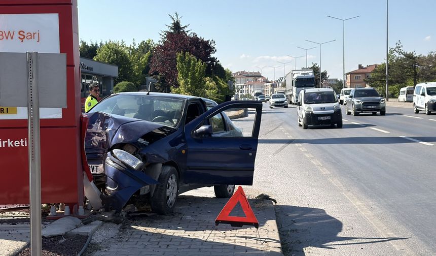 Manevra yapan otomobil savruldu, tabelaya çarptı