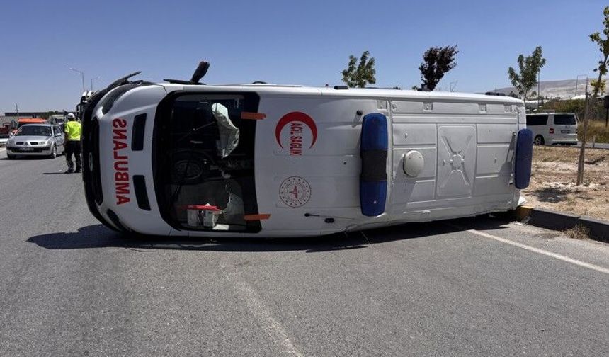 Ambulans yola savruldu, hasta ve sağlıkçılar yaralandı: 5 Yaralı
