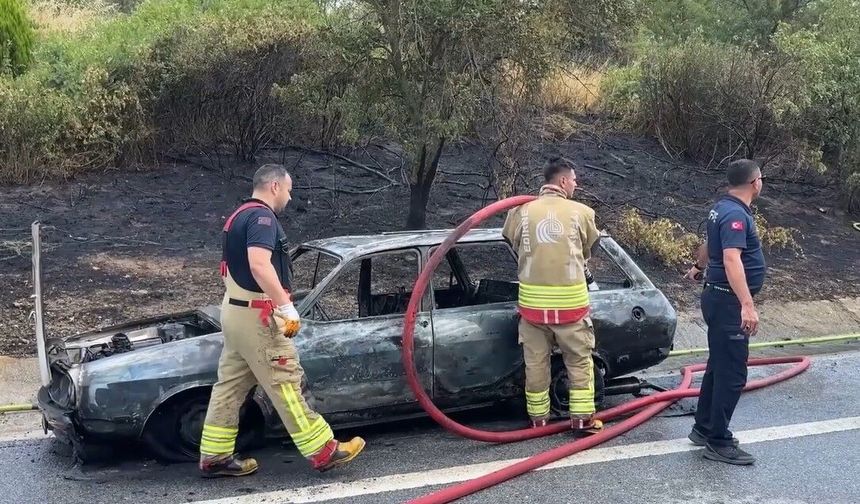 Otomobilde çıkan yangın yol kenarındaki ağaçlara sıçradı