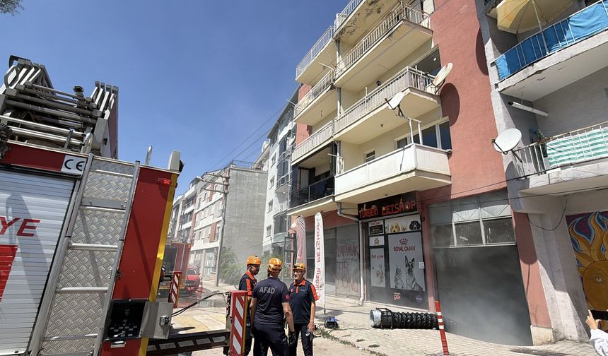 Bina Garajında Yangın: 6 Kişi Dumandan Etkilendi!