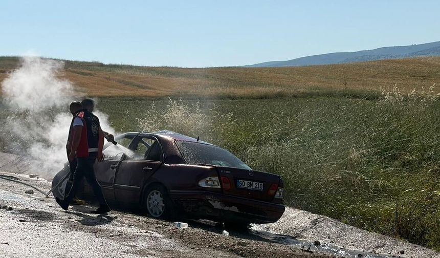 Devrilen Otomobil Alev Topuna Döndü: 1 Ölü, 3 Yaralı
