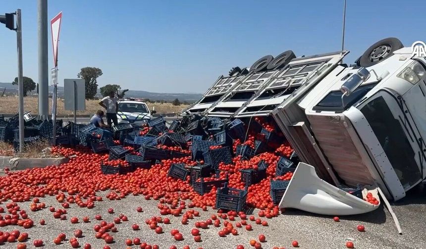Domatesler yola saçıldı, ulaşım durdu…