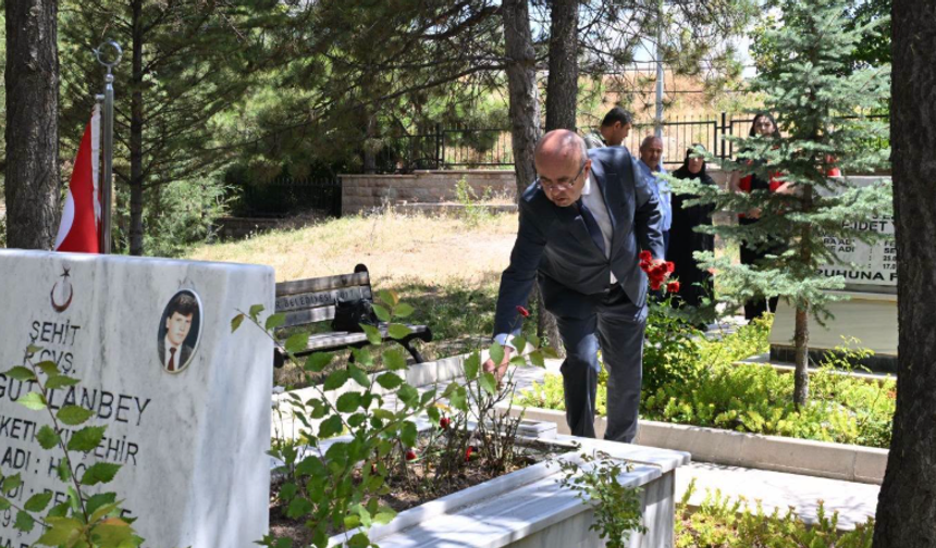 Kırşehir Protokolü Şehitlikte Buluştu: Ekicioğlu'ndan Birlik ve Demokrasi Vurgusu