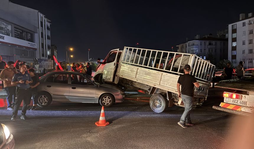 3 Aracın Karıştığı Kazada 4 Kişi Yaralandı