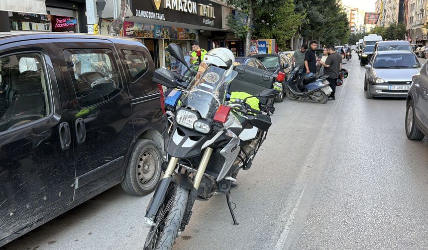 İki Motosiklet Çarpıştı: 1'i Polis 2 Yaralı