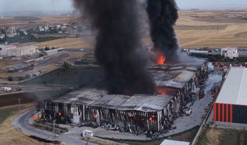Market Depoları Kül Oldu: Forklift ve Kamyonlar Kullanılamaz Hale Geldi